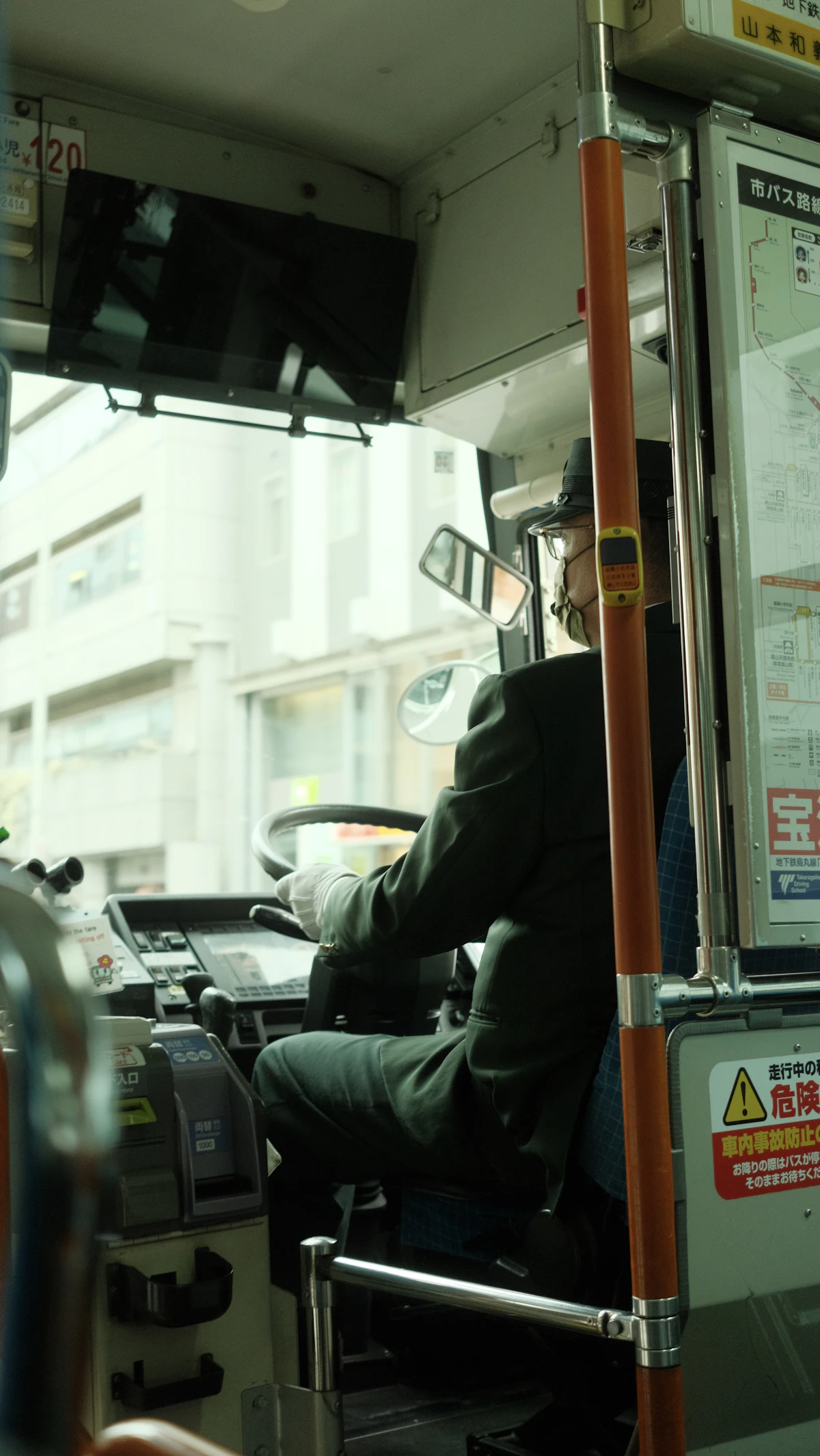 Vodič autobusu za volantom