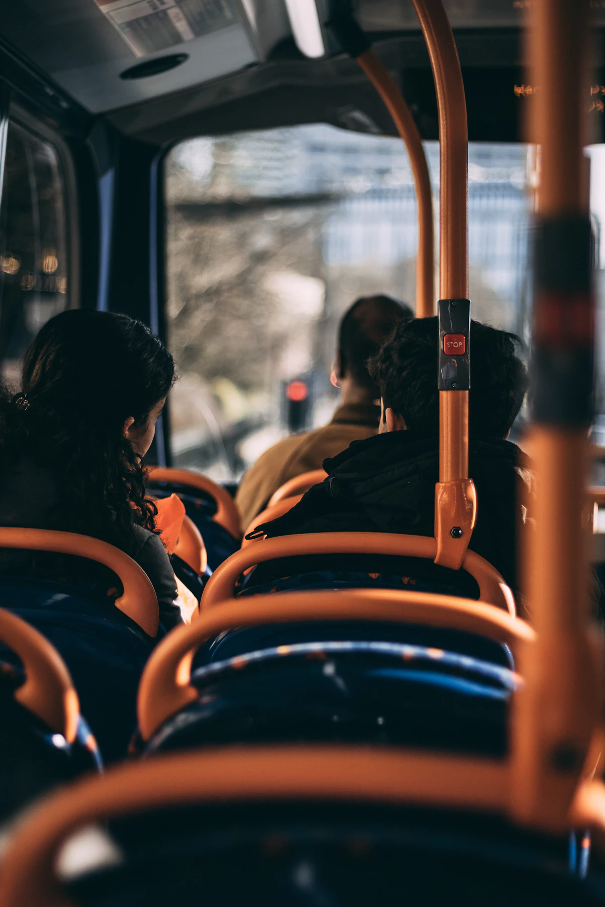 Zamestnanci cestou na smenu v autobuse